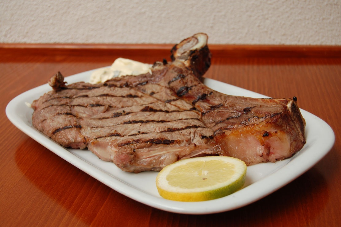 Carne grelhada servida na Adega das Gravatas